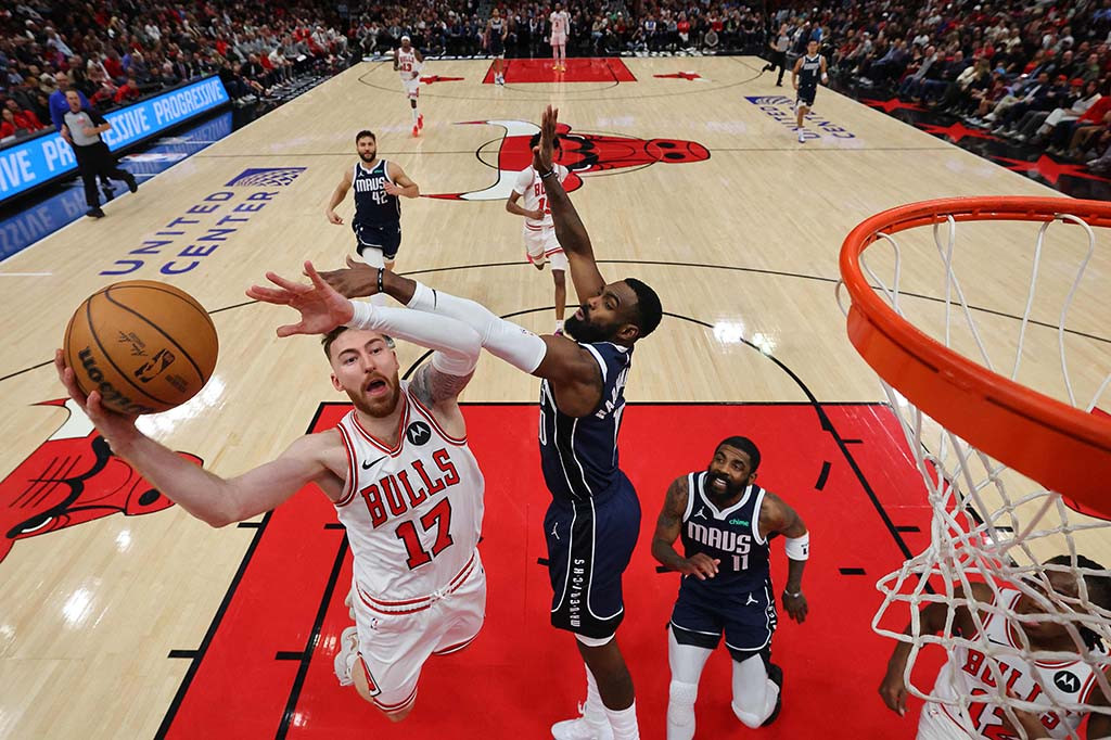 Doncic yang pada laga sebelumnya mencetak sejarah sebagai pemain NBA pertama yang mencetak triple-double di atas 30 poin dalam enam gim berturut-turut, tetap membuat triple-double saat melawan Bulls, hanya saja tidak sampai 30 poin.