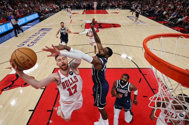 Doncic yang pada laga sebelumnya mencetak sejarah sebagai pemain NBA pertama yang mencetak triple-double di atas 30 poin dalam enam gim berturut-turut, tetap membuat triple-double saat melawan Bulls, hanya saja tidak sampai 30 poin.
