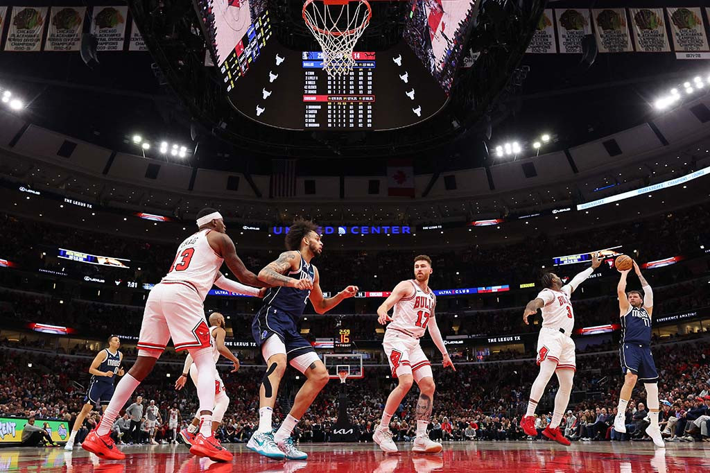 Luka mencatat 27 poin, 14 assist, dan 12 rebound. Dia tinggal tiga poin lagi untuk bisa mencatatkan namanya sebagai pemain yang mencetak triple-double dengan 30 poin atau lebih pada tujuh laga beruntun.