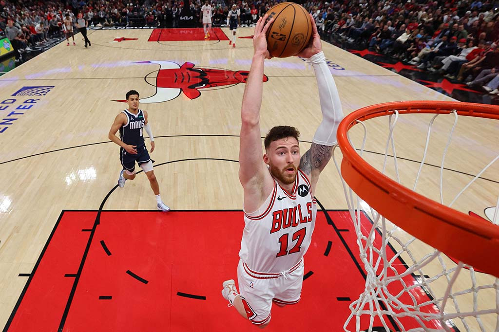 Doncic mencatat tujuh triple-double dengan 20 poin berturut-turut sehingga menyamai rekor Michael Jordan pada 1989 dan Oscar Robertson pada 1961 untuk rekor terpanjang dalam sejarah NBA.