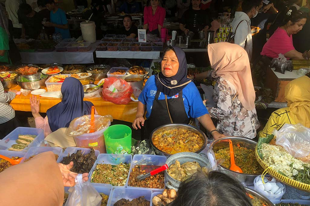 Pantauan Medcom.id, ada berbagai jenis kuliner yang dijual. Mulai dari makanan khas buka puasa seperti kolak dan biji salak hingga aneka minuman.