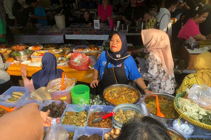 Pantauan Medcom.id, ada berbagai jenis kuliner yang dijual. Mulai dari makanan khas buka puasa seperti kolak dan biji salak hingga aneka minuman.