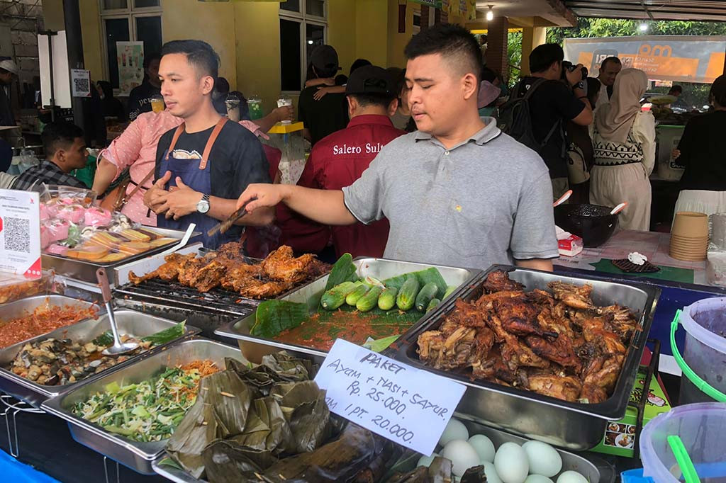 Melanjutkan jalan beberapa langkah, ada yang menjual kudapan bola jeli, asinan, dan aneka lauk pauk porsian. Bagian tengah bazar takjil ini juga ada penjual siomay.