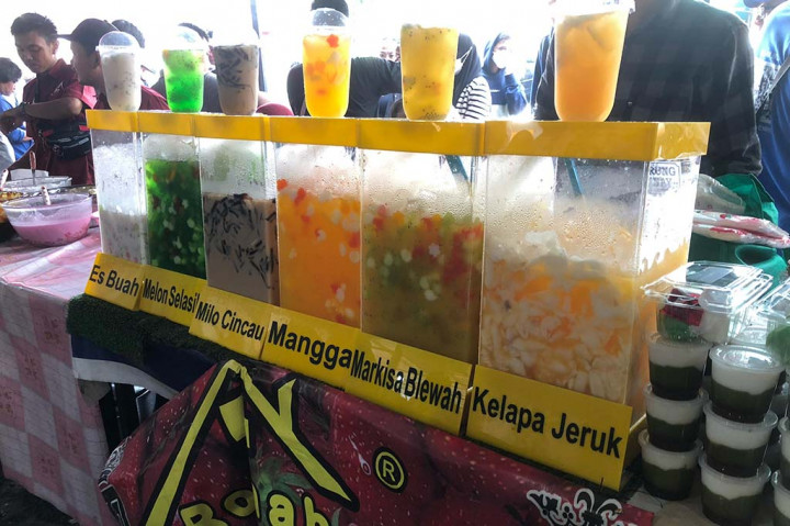 Bergeser sedikit, pengunjung bakal menemukan pempek, tempe mendoan, dan serabi hijau. Tidak ketinggalan ada penjual aneka minuman. Misalnya air mineral, es buah, es jeruk, hingga es kopi.