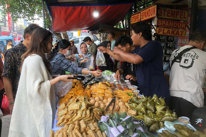Maju sedikit ke sisi kanan bazar ada es pisang hijau, roti gulung, dan ayam taliwang. Aroma ayam yang dibakar dadakan sukses menarik minta pengunjung.
