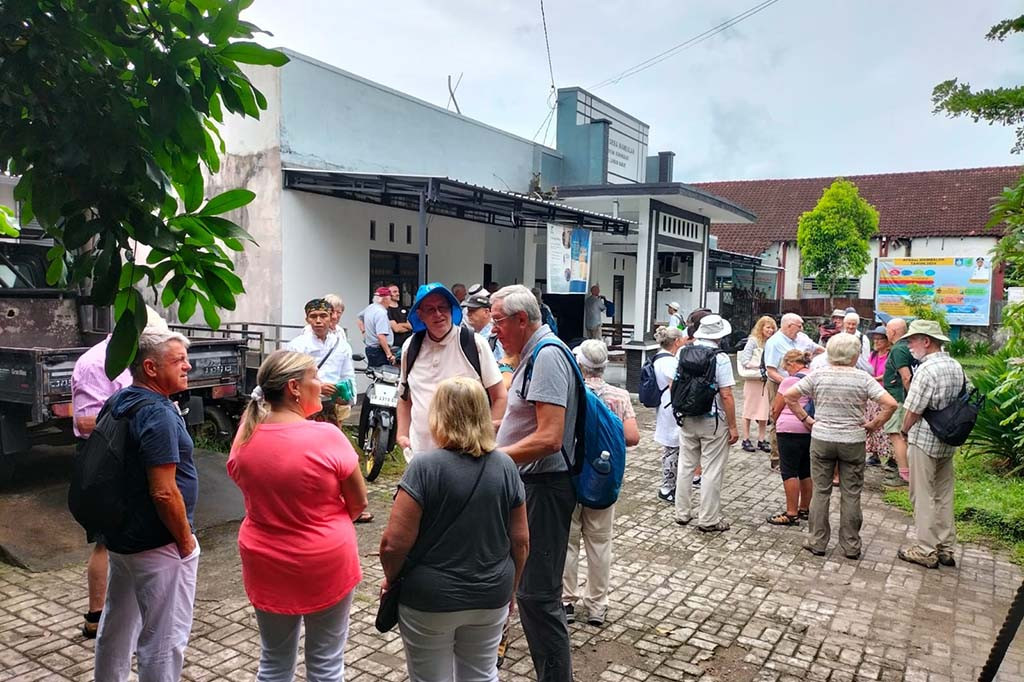 Desa Mambalan,  dipilih menjadi salah satu desa tujuan wisata penumpang kapal pesiar Fred Olsen Cruise Line yang bersandar di Pelabuhan Gilimas, Lembar, Senin, 11 Maret 2024.