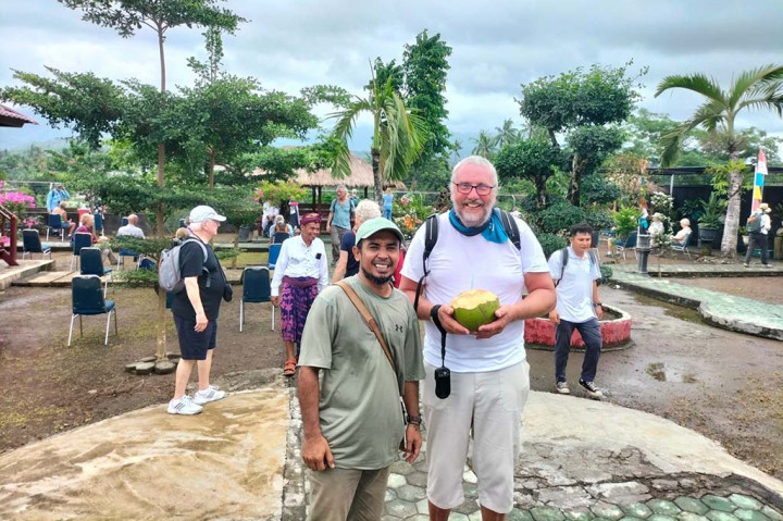 Kali ini, sebanyak 64 wisatawan asing asal Eropa ini mengambil program A Through Walk  Mambalan Village. 