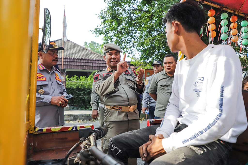 Pihaknya kata Pariaman telah menegur pemilik ataupun pengusaha odong-odong. Terkait hal itu, odong-odong hanya bisa beroperasi pukul 16.00-22.00 WIB setiap harinya. Kemudian, musik yang diputar saat odong-odong beroperasi adalah musik yang mendidik anak-anak. Bila ditemukan pemilik odong-odong yang masih menggunakan house music dan sejenisnya saat beroperasi maka Satpol PP akan melakukan penertiban speaker.