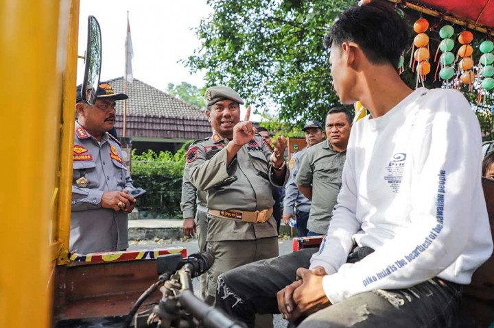 Pihaknya kata Pariaman telah menegur pemilik ataupun pengusaha odong-odong. Terkait hal itu, odong-odong hanya bisa beroperasi pukul 16.00-22.00 WIB setiap harinya. Kemudian, musik yang diputar saat odong-odong beroperasi adalah musik yang mendidik anak-anak. Bila ditemukan pemilik odong-odong yang masih menggunakan house music dan sejenisnya saat beroperasi maka Satpol PP akan melakukan penertiban speaker.
