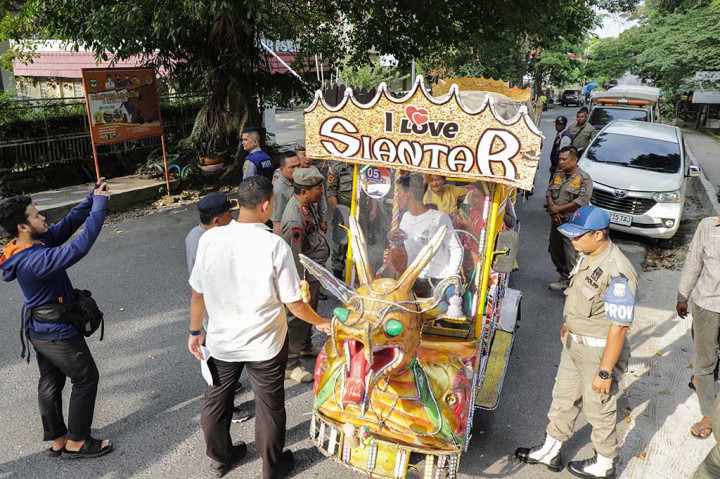 Satuan Polisi Pamong Praja (Satpol PP) Kota Pematangsiantar bersama sejumlah instansi terkait melakukan sosialisasi dan penataan sekaligus penindakan odong-odong yang beroperasi selama ini di pusat jantung kota Pematangsiantar.