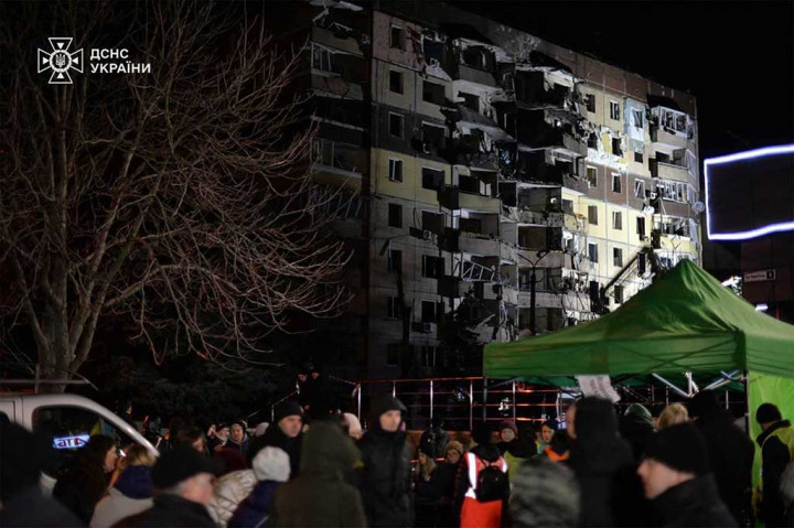 Tim penyelamat terlihat mengevakuasi warga sipil yang terluka dari gedung perumahan bertingkat yang terbakar dalam sebuah video yang diterbitkan oleh kementerian dalam negeri Kyiv.