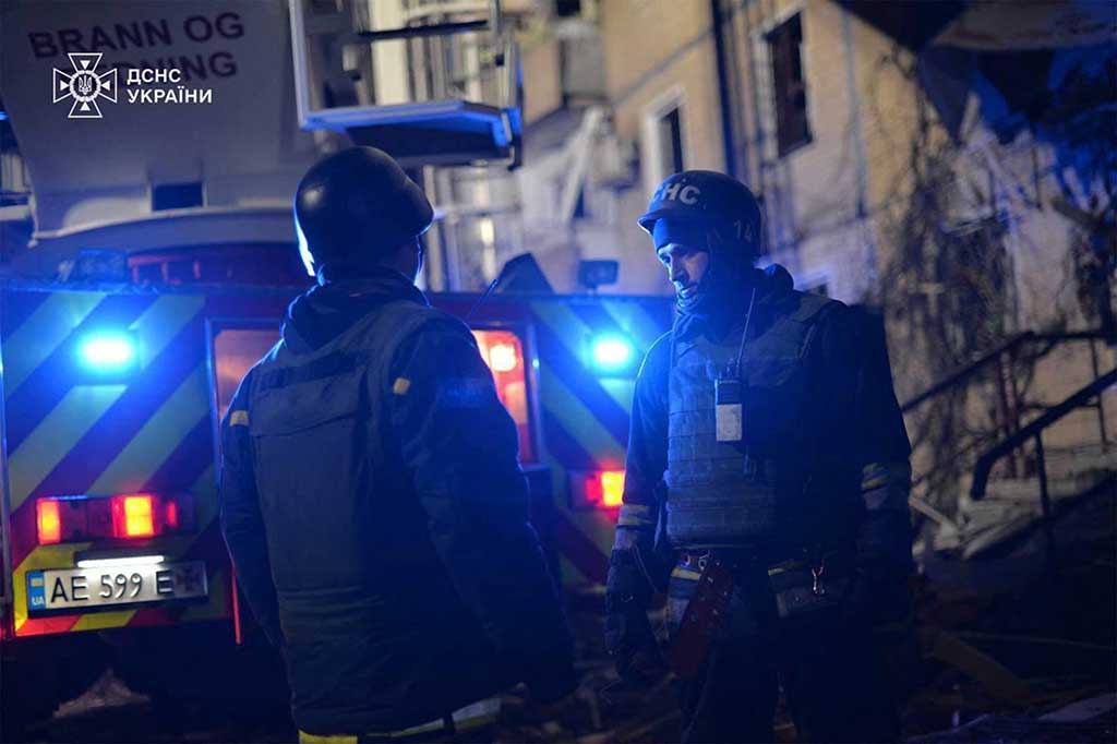 Presiden Volodymyr Zelensky, yang lahir di kota tersebut mengatakan serangan itu menghantam sebuah bangunan tempat tinggal setinggi sembilan lantai. “Kami akan memberikan kerugian pada negara Rusia sebagai tanggapannya – hal ini memang benar. Mereka di Kremlin harus belajar bahwa teror tidak akan luput dari hukuman bagi mereka,” katanya. 