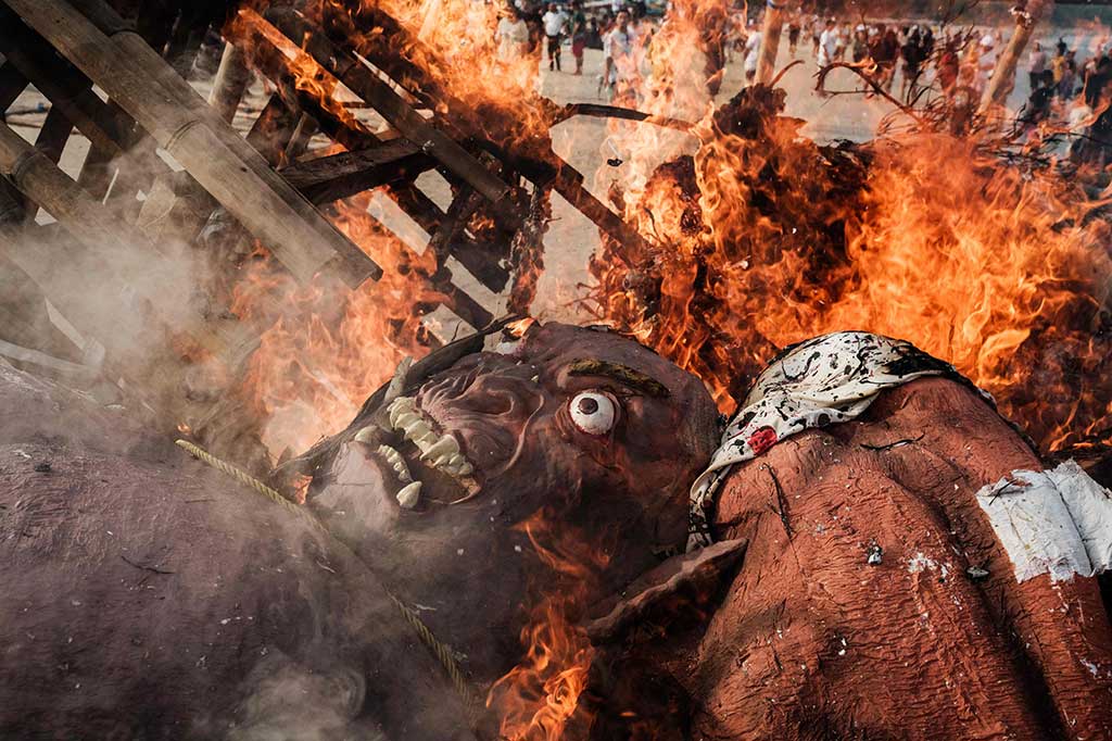 Selain mandi lumpur, warga Jimbaran, Bali juga membakar ogoh-ogoh yang telah diarak sebelum Hari Raya Nyepi Tahun Saka 1946.