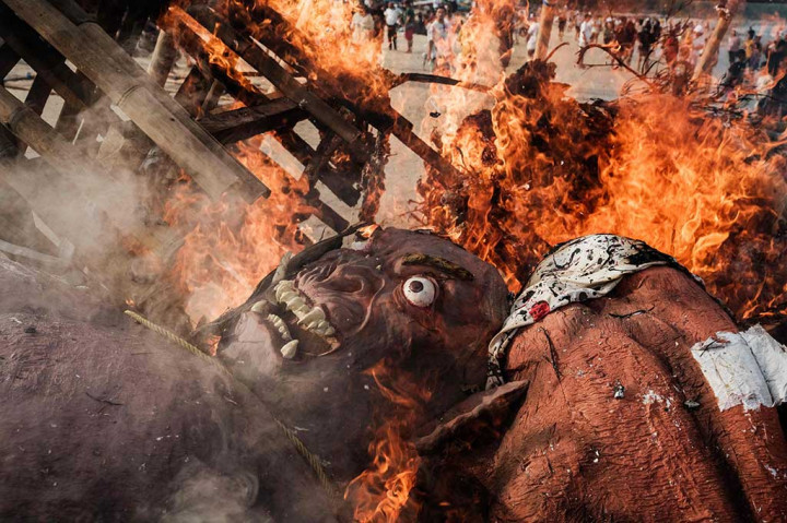 Selain mandi lumpur, warga Jimbaran, Bali juga membakar ogoh-ogoh yang telah diarak sebelum Hari Raya Nyepi Tahun Saka 1946.