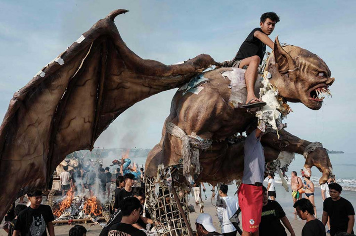 Pembakaran ogoh-ogoh tersebut dilakukan sebagai simbol pemusnahan sifat-sifat buruk manusia serta pengaruh-pengaruh jahat lainnya di alam semesta. 