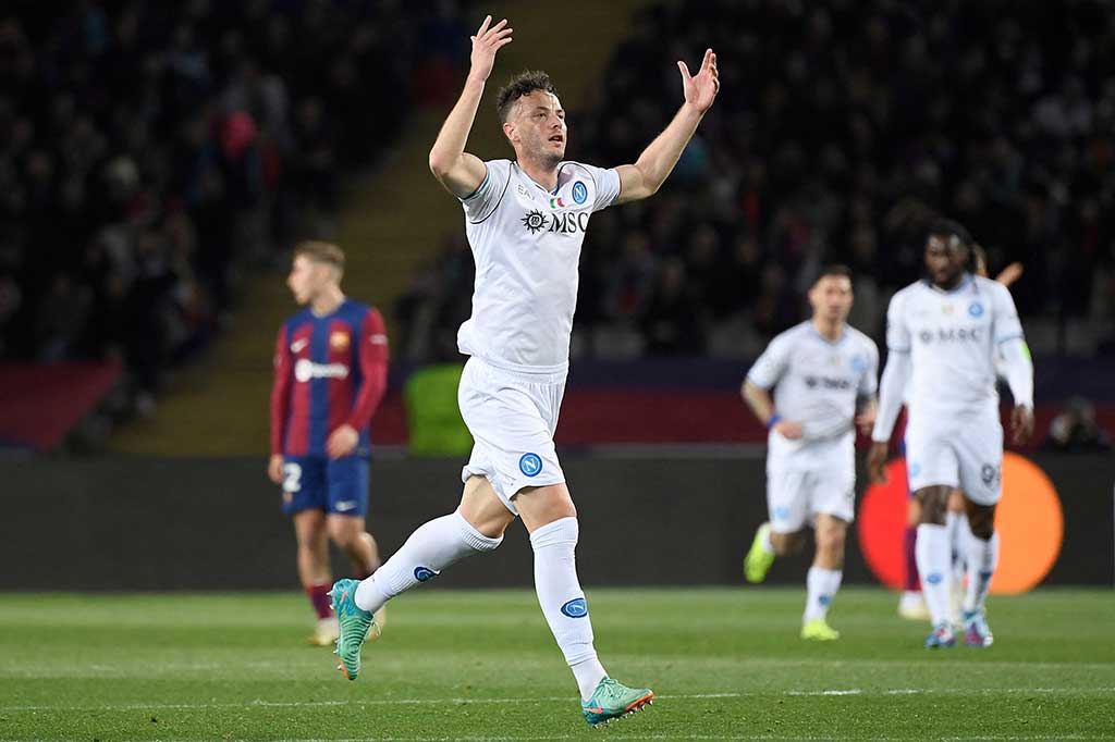 Napoli kemudian mampu memperkecil ketertinggalan pada menit ke-30. Matteo Politano mengirim assist yang diselesaikan dengan sepakan mendatar kaki kiri Amir Rrahmani untuk menembus gawang yang dikawal Ter Stegen. Skor 2-1 untuk keunggulan Barcelona bertahan hingga jeda.