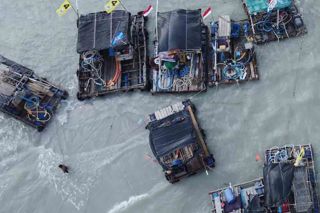 Aktifitas tambang timah laut Ilegal yang berada dekat pantai terkesan dibiarkan. Lantaran tidak ada penindakan dari aparat dan instansi terkait.