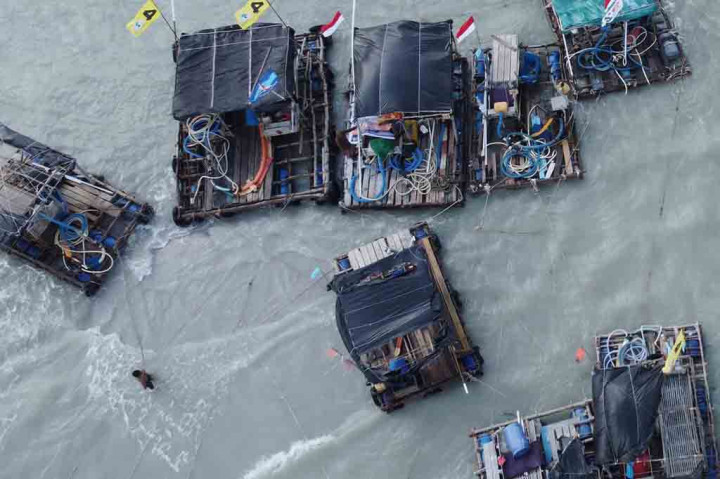 Aktifitas tambang timah laut Ilegal yang berada dekat pantai terkesan dibiarkan. Lantaran tidak ada penindakan dari aparat dan instansi terkait.