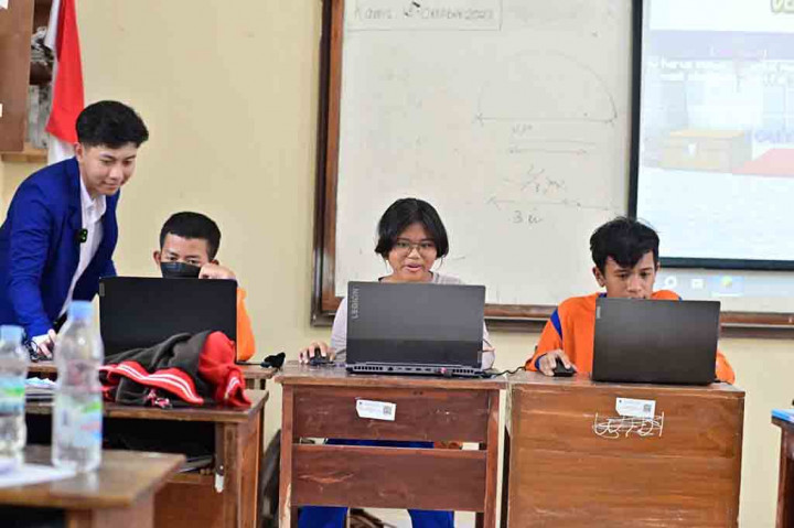 Mereka adalah Ardi Setyawardana, Yudi Utomo dan Berlian Ardianti dari Prodi Pendidikan Bahasa dan Sastra Indonesia, Fakultas Bahasa Seni dan Budaya UNY yang membuat game literasi lalu lintas yang dinamai Minepolis.