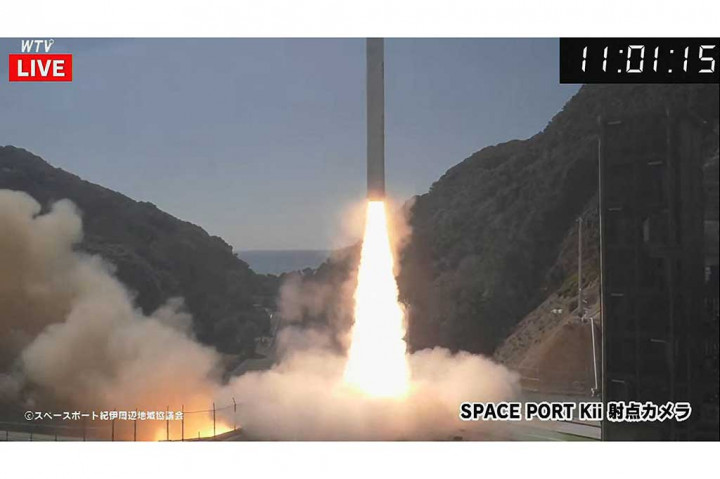 Roket Kairos Space One yang berbasis di Tokyo sepanjang 18 meter (60 kaki) diluncurkan di wilayah pesisir Wakayama di Jepang barat, membawa satelit uji kecil milik pemerintah.