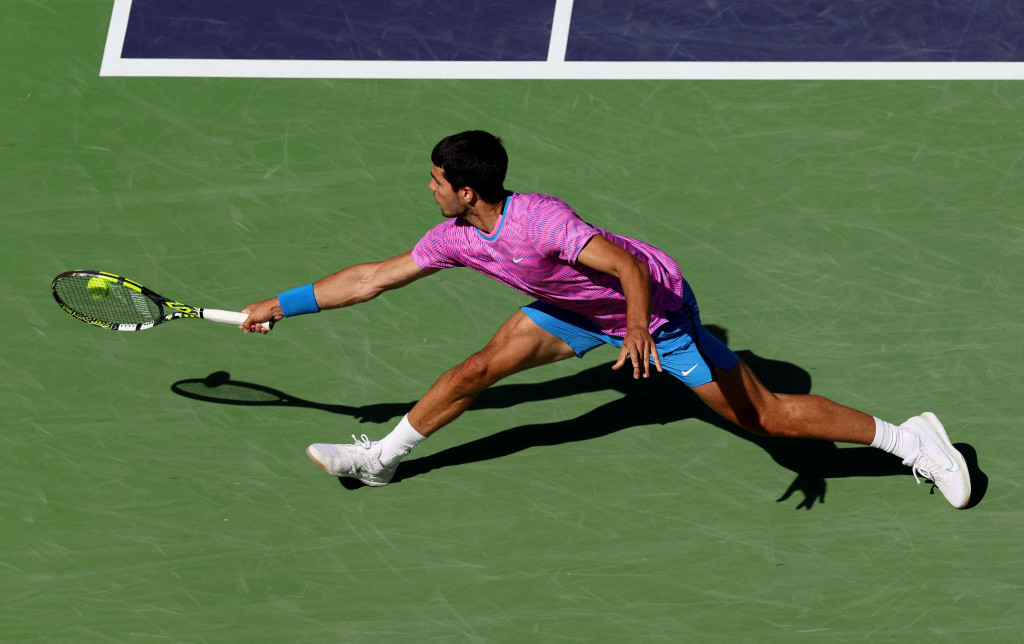 Alcaraz melaju ke delapan besar saat ia membalas dendam atas pemain Hongaria Fabian Marozsan dengan kemenangan 6-3, 6-3.