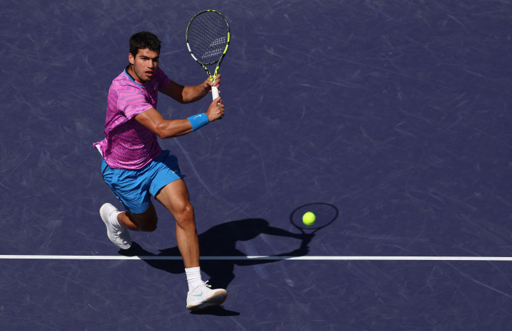 Juara bertahan Carlos Alcaraz dan rivalnya dari Italia Jannik Sinner tetap berada di jalur untuk pertarungan semifinal setelah melaju ke delapan besar ATP-WTA Indian Wells Masters pada hari Selasa, 12 Maret 2024.