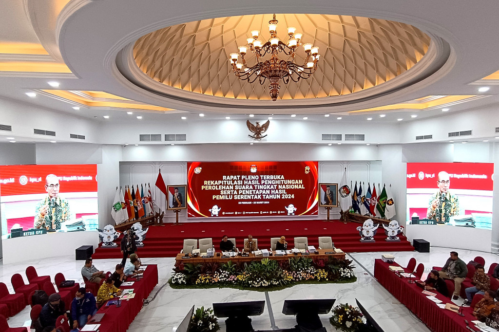 Ketua Komisi Pemilihan Umum (KPU) RI Hasyim Asy'ari mengatakan jumlah penggunaan surat suara pemilu presiden dan wakil presiden sudah cocok dengan jumlah pemilih yang hadir ke tempat pemungutan suara (TPS) serta jumlah suara sah dan tidak sah, yakni sebanyak 1.590.919 lembar.