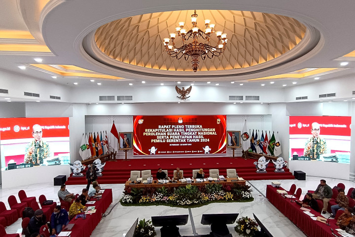 Ketua Komisi Pemilihan Umum (KPU) RI Hasyim Asy'ari mengatakan jumlah penggunaan surat suara pemilu presiden dan wakil presiden sudah cocok dengan jumlah pemilih yang hadir ke tempat pemungutan suara (TPS) serta jumlah suara sah dan tidak sah, yakni sebanyak 1.590.919 lembar.