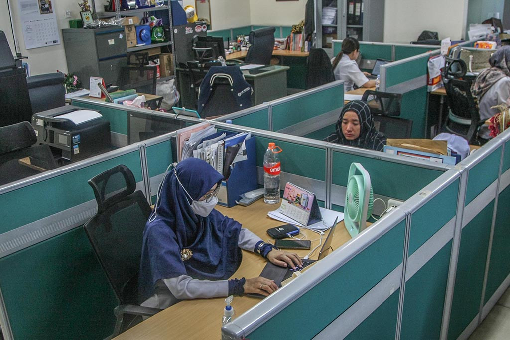 Sesuai aturan tersebut, jam kerja ASN Pemerintah Provinsi DKI Jakarta selama Ramadhan pada Senin hingga Kamis adalah pukul 08.00-15.00 WIB dengan waktu istirahat pukul 12.00 WIB-12.30 WIB.