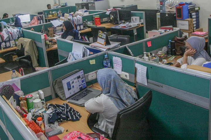 Pada Jumat, jam kerja ASN Pemerintah Provinsi (Pemprov) DKI Jakarta dimulai pukul 08.00-15.30 WIB dengan waktu istirahat pukul 11.30-12.30 WIB.