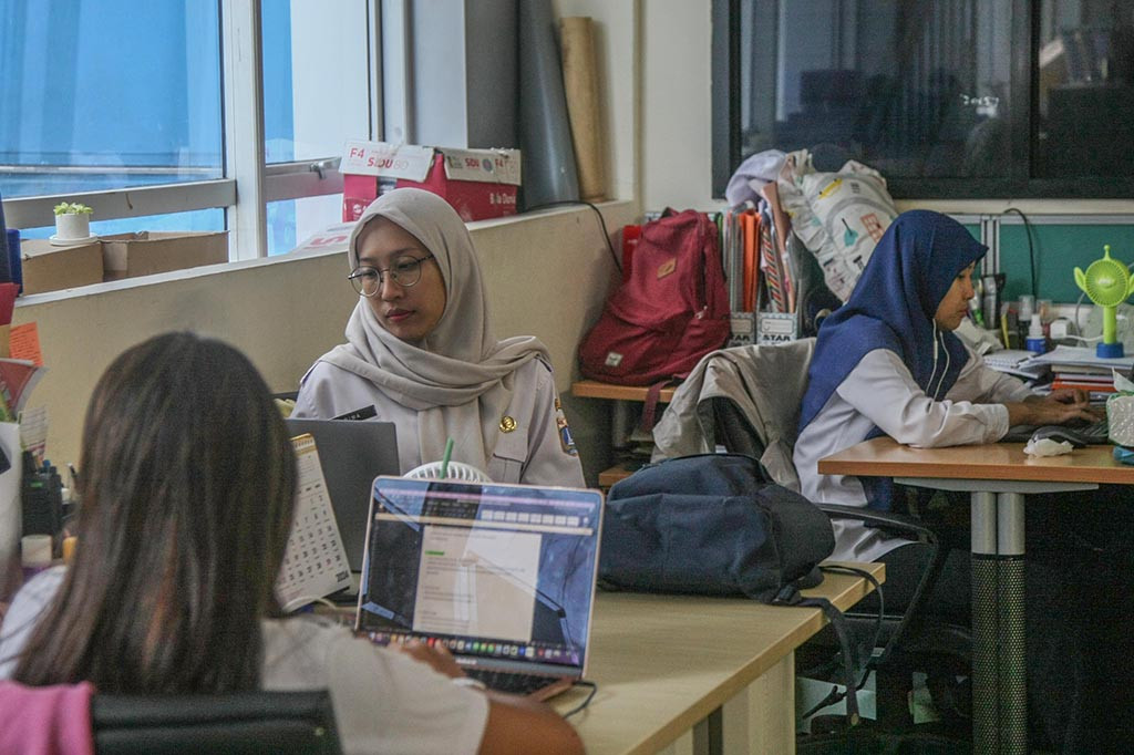 Kebijakan ini tertuang dalam Perpres Nomor 21 Tahun 2023 tentang Hari Kerja dan Jam Kerja Instansi Pemerintah dan Pegawai Aparatur Sipil Negara serta Surat Edaran Kepala Badan Kepagawaian Daerah Provinsi DKI Jakarta Nomor e-0006/SE/2024 tentang Jam Kerja Selama Bulan Suci Ramadhan Tahun 2024 M/1445 Hijriah.