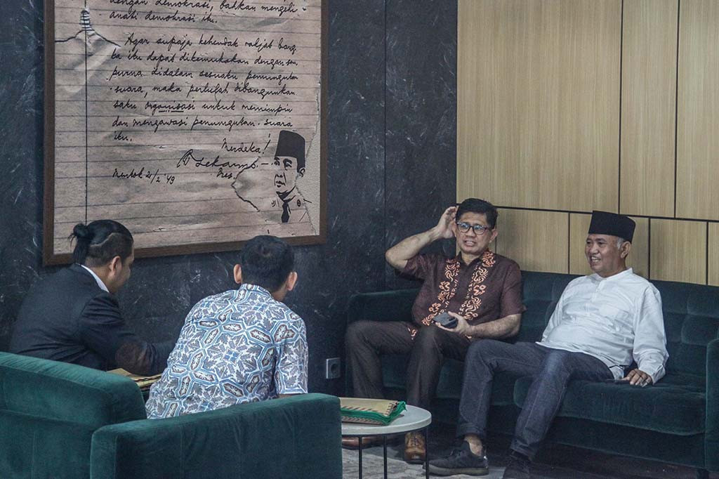 Oleh sebab itu, dia mengatakan bahwa dirinya belum menandatangani hasil rekapitulasi untuk Pileg DPD RI dapil Jatim.