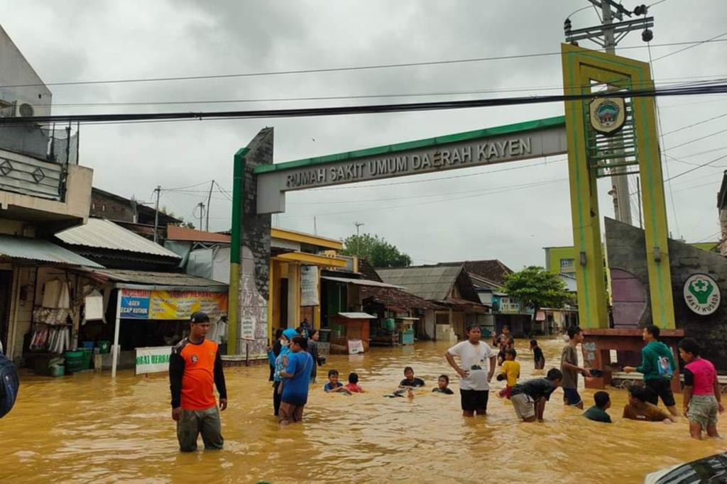 Dampak cuaca ekstrem yakni hujan lebat disertai angin kencang dan sambaran petir melanda sejumlah daerah di Pantura Jawa Tengah, bencana banjir bandang berasal dari Pegunungan Kendeng setinggi 50-70 centimeter juga melanda Kabupaten Pati, pasien berobat dan pengunjung terpaksa diangkut menggunakan perahu karet (skoci) untuk keluar masuk RSUD Kayen, Pati.