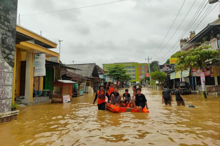 Hujan lebat disertai angin kencang dan sambaran petir terjadi sejak Selasa, 12 Maret 2024 malam mengakibatkan banjir bandang berasal dari kawasan Pegunungan Kendeng menjadikan sejumlah desa di Kecamatan Kayen, Pati terendam banjir, bahkan selain jalan umum, perkampungan warga dansawah juga terendam.