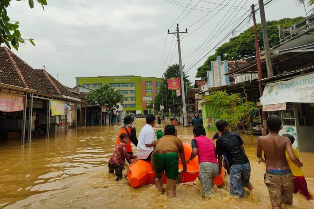 Pemantauan Media Indonesia Rabu, 13 Maret 2024, beberapa petugas gabungan dari BPBD Kab. Pati TRC BPBD Kab. Pati, Polsek Kayen, Bagana Satkorcab Pati, Banser Satkoryon Kayen, Koramil Kayen, SAR Brimob dan relawan bolak balik terus mendorong perahu karet di jalan menuju rumah sakit umum daerah (RSUD) Kayen, Kabupaten Pati akibat banjir setinggi 50-70 centimeter.