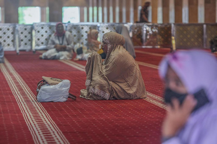 Setiap hari, salah satu masjid terbesar di Asia Tenggara tersebut ramai dikunjungi warga untuk beraktivitas keagamaan maupun untuk sekedar bersantai menghabiskan waktu.