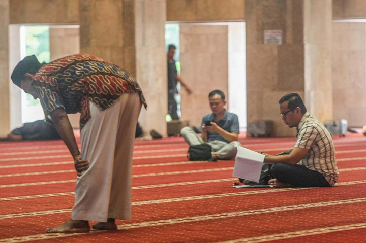 Warga pun juga banyak yang datang ke Masjid Istiqlal menjelang waktu berbuka. Mereka melakukan beberapa aktivitas seperti mengaji, dan ada pula yang sekedar beristirahat untuk menunggu waktu berbuka puasa.