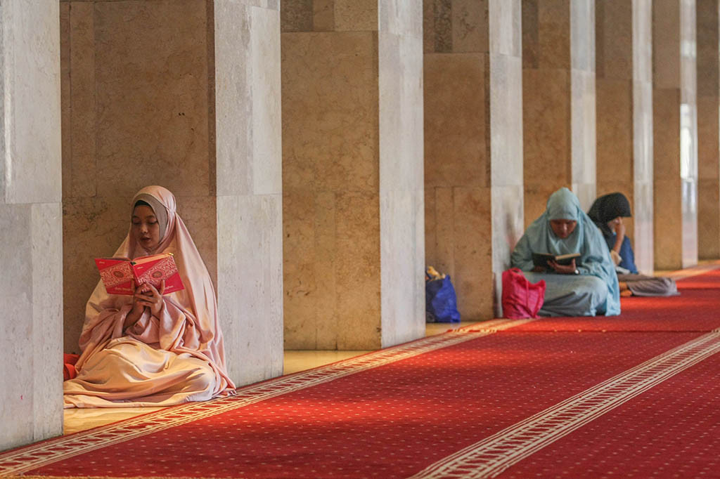 Masjid Istiqlal mulai dipadati warga pada Rabu, 13 Maret 2024 sore. Warga melakukan ragam aktivitas di dalam masjid sambil menunggu waktu untuk berbuka puasa.