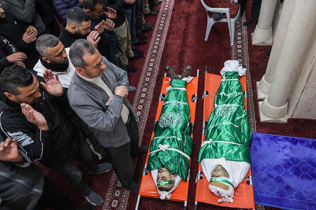 “Benar bahwa tembakan dilepaskan ke arah sekelompok pemuda di dekat pintu masuk unit gawat darurat, dan tidak ada konfrontasi atau apa pun,” kata Bakr.