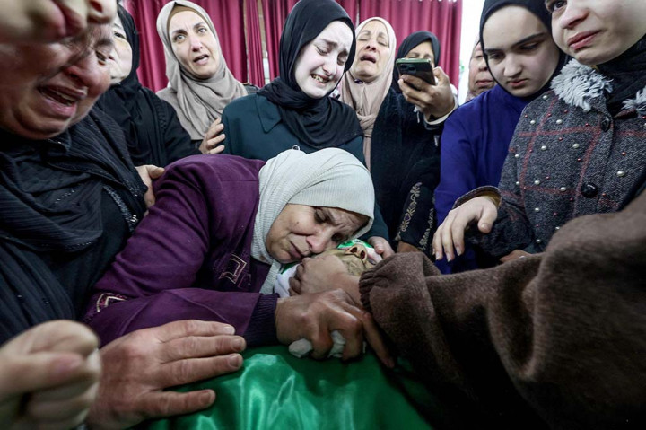 Pasukan Israel menembak mati dua pria Palestina di sebuah rumah sakit di Tepi Barat, Rabu, 13 Maret 2024. Ini merupakan serangan terbaru dalam serangkaian pembunuhan di wilayah pendudukan sejak perang di Gaza dimulai.