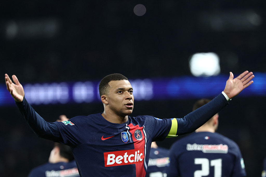 PSG membuka keunggulan pada menit ke-14. Bermula dari kerja sama dengan Fabian Ruiz, Kylian Mbappe menuntaskan peluang dengan sontekan di depan gawang untuk menjebol gawang Nice yang dikawal Marcin Bulka. Skor menjadi 1-0.