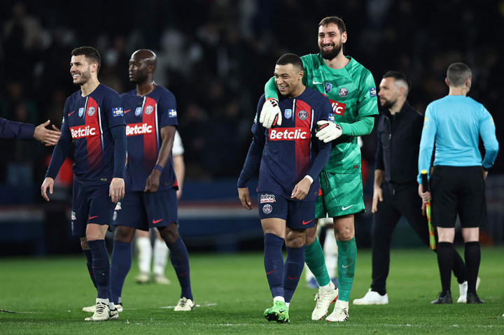 PSG masih berpeluang untuk meraih tiga trofi musim ini. Selain melaju ke semifinal Piala Prancis, mereka juga berhasil lolos ke perempat final Liga Champions dan masih memuncaki klasemen sementara Liga Prancis hingga pekan ke-25 dengan raihan 56 poin.
