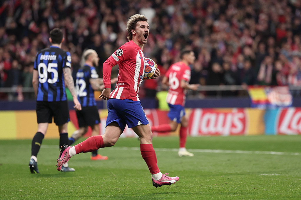 Hanya berselang dua menit, Atletico dapat menyamakan kedudukan lewat gol Antoine Griezmann yang memanfaatkan kesalahan antisipasi lini belakang Inter. Skor 1-1 bertahan hingga turun minum.