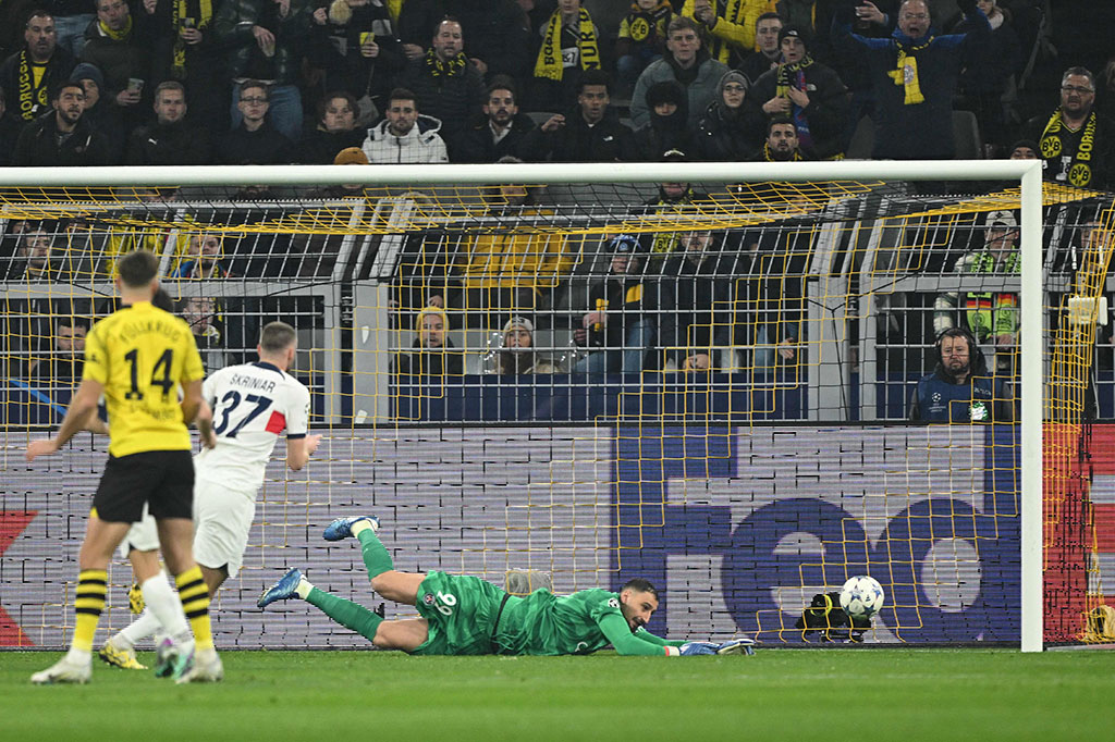 Dortmund sempat menjebol gawang lawan pada menit ke-77. Tendangan bebas Marco Reus jatuh ke kaki Niclas Fullkrug yang dengan mudah menyepaknya masuk ke gawang PSV. Namun gol itu kemudian dianulir karena tinjauan VAR menilai Fullkrug sudah berada dalam posisi offside.