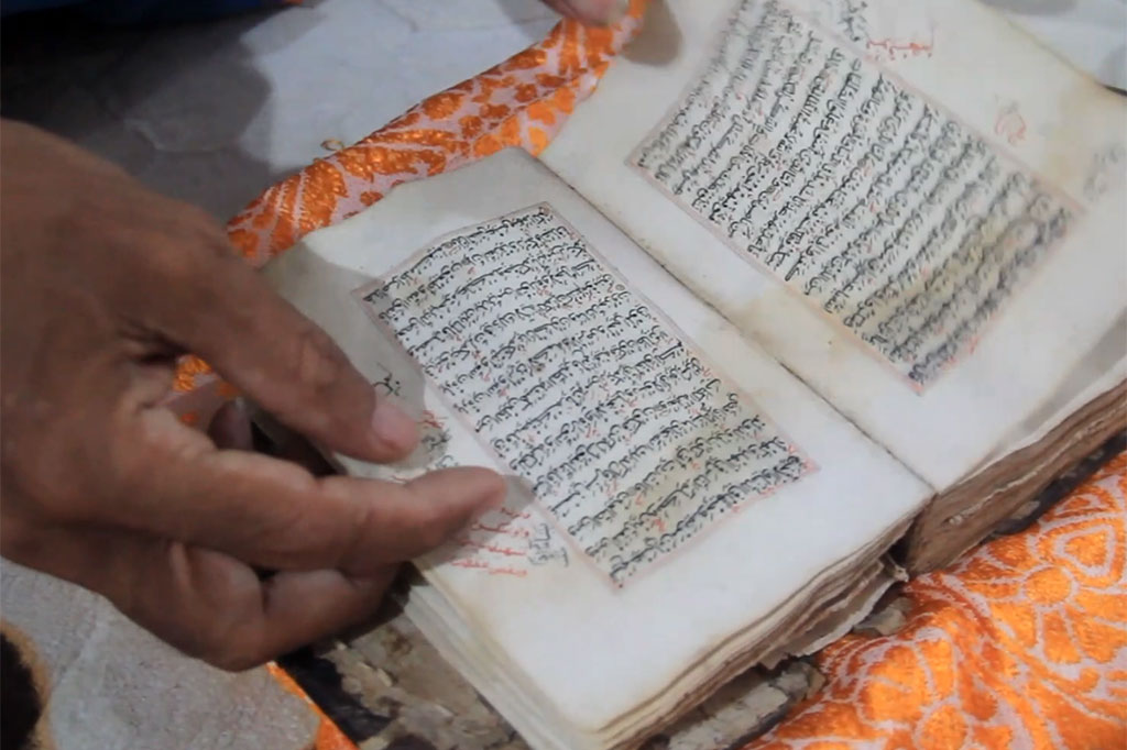 Alquran yang disimpan dalam kotak kayu ini hanya dikeluarkan saat mengawali bulan suci Ramadan dan perayaan maulid. Kitab suci ini menjadi bukti sejarah penyebaran Islam saat Syekh Abdul Mannan datang mengislamkam warga di wilayah ini.