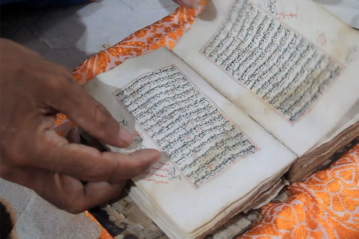 Alquran yang disimpan dalam kotak kayu ini hanya dikeluarkan saat mengawali bulan suci Ramadan dan perayaan maulid. Kitab suci ini menjadi bukti sejarah penyebaran Islam saat Syekh Abdul Mannan datang mengislamkam warga di wilayah ini.