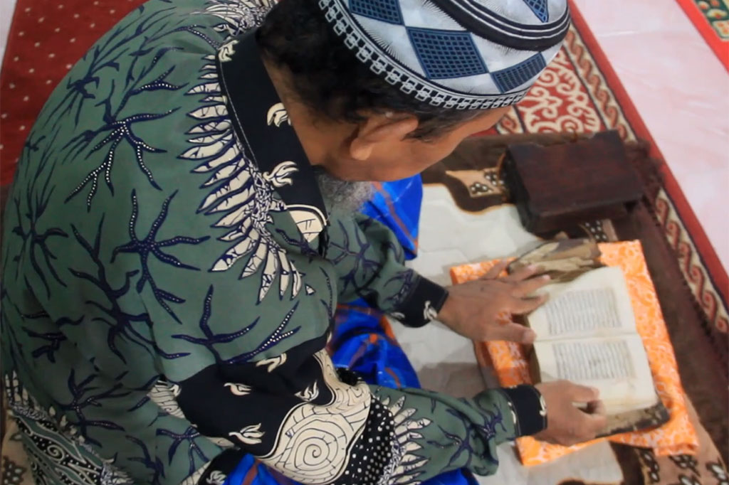 Jejak penyebaran agama Islam sejak dahulu kala masih bisa dijumpai di sejumlah daerah di Sulawesi. Seperti di Majene, Sulawesi Barat misalnya, terdapat Alquran kuno yang ditulis tangan ulama penyebar agama Islam dan masih terawat hingga kini.