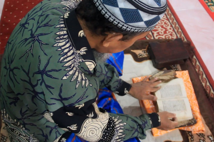 Jejak penyebaran agama Islam sejak dahulu kala masih bisa dijumpai di sejumlah daerah di Sulawesi. Seperti di Majene, Sulawesi Barat misalnya, terdapat Alquran kuno yang ditulis tangan ulama penyebar agama Islam dan masih terawat hingga kini.