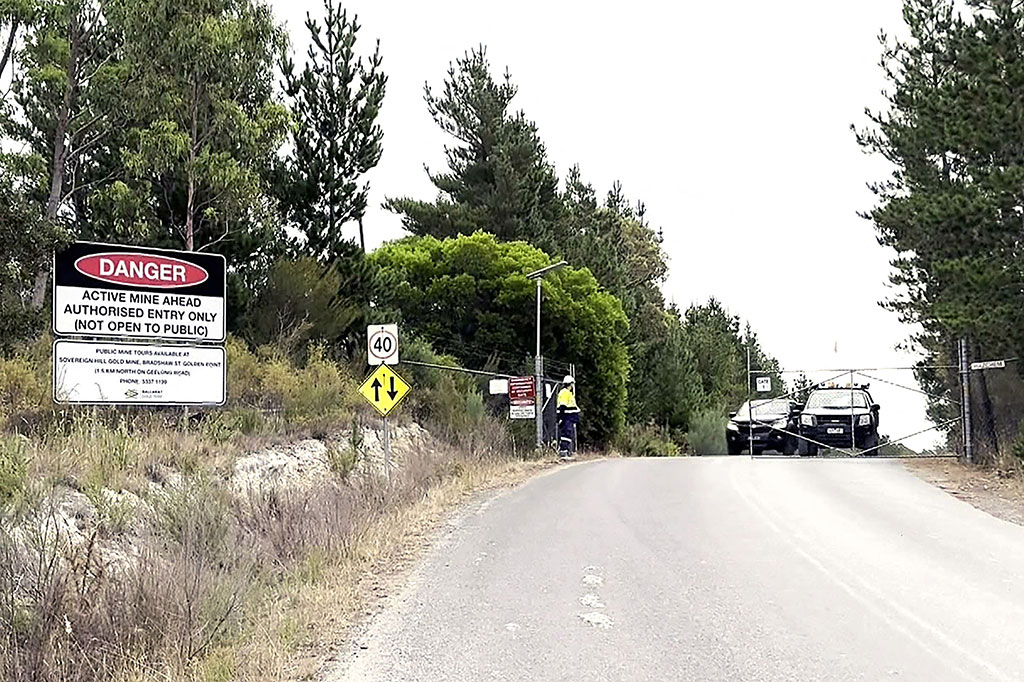 Sekelompok 30 penambang sedang bekerja jauh di dalam Tambang Emas Ballarat di negara bagian Victoria ketika tambang itu runtuh pada Rabu, 13 Maret malam.