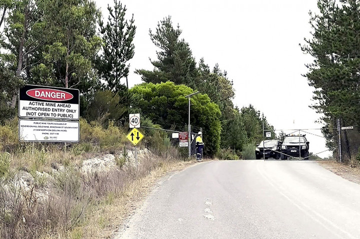 Sekelompok 30 penambang sedang bekerja jauh di dalam Tambang Emas Ballarat di negara bagian Victoria ketika tambang itu runtuh pada Rabu, 13 Maret malam.
